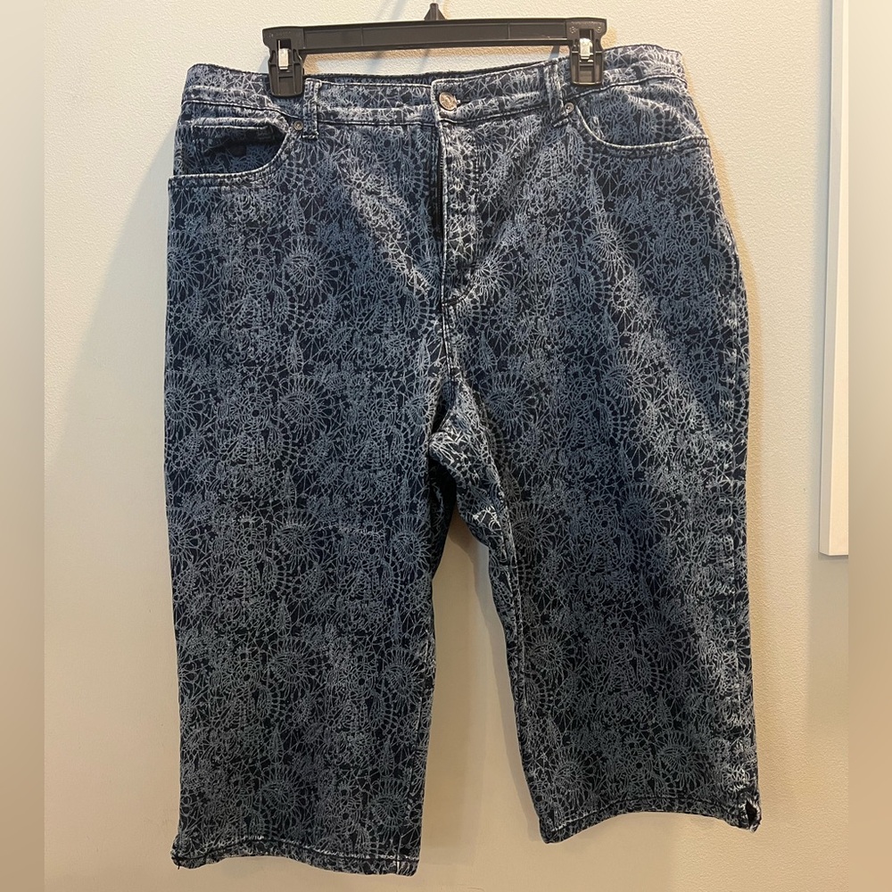 Gloria Vanderbilt paisley print capris. Size 16